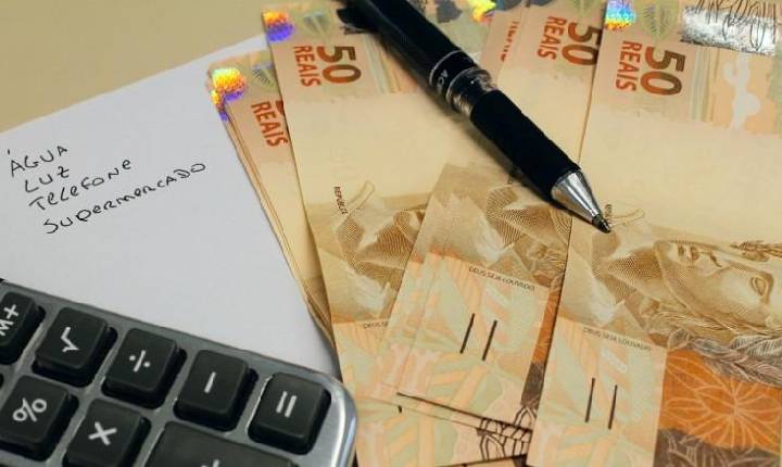 Aperto no orçamento leva brasileiros a buscar renda extra, e maioria diz não conseguir pagar contas, aponta Datafolha