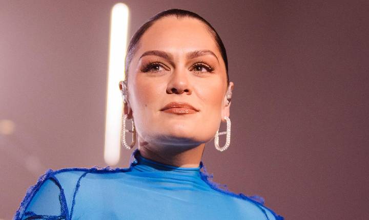 Após mastectomia, Jessie J comemora resultados de exames: ‘Câncer não se espalhou’