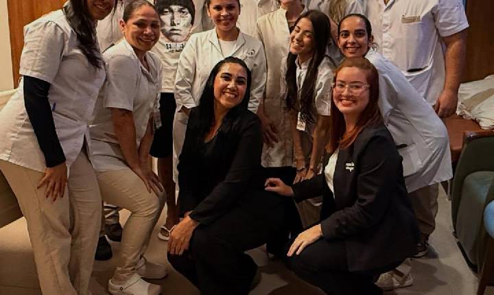 Após receber alta, Hungria posa com equipe médica e agradece fãs