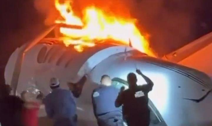 Avião pequeno cai em rodovia no Texas e deixa um morto; VÍDEO mostra resgate entre chamas