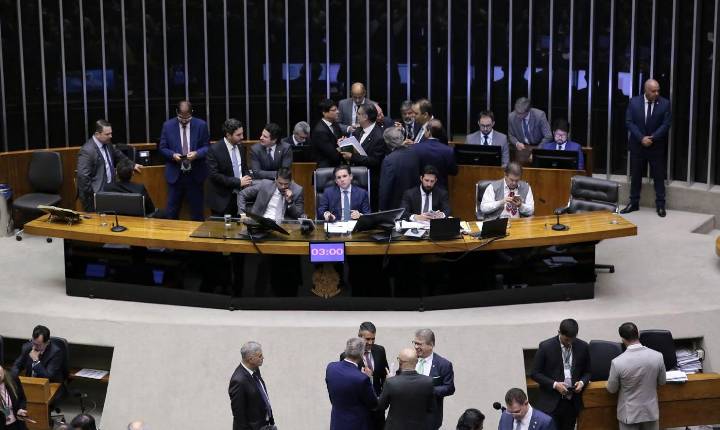 Câmara dos Deputados abre inscrições para concurso com salário de R$ 30 mil e sem graduação específica