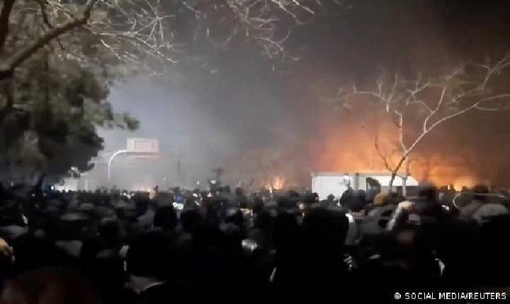 Cerca de 2.000 morreram em protestos no Irã, diz agência