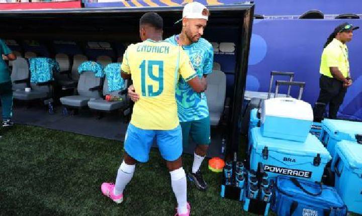 Dublador flagra conversa de Endrick com Neymar no banco do Brasil: 'Se eu pudesse, eu entrava, né?'