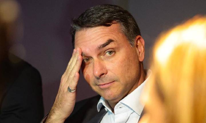 Flávio Bolsonaro é filiado ao Missão e atrasa registro de candidatura