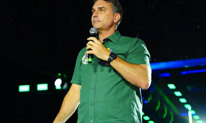 Flávio fugiu com a família para os EUA e pedirá asilo político a Trump