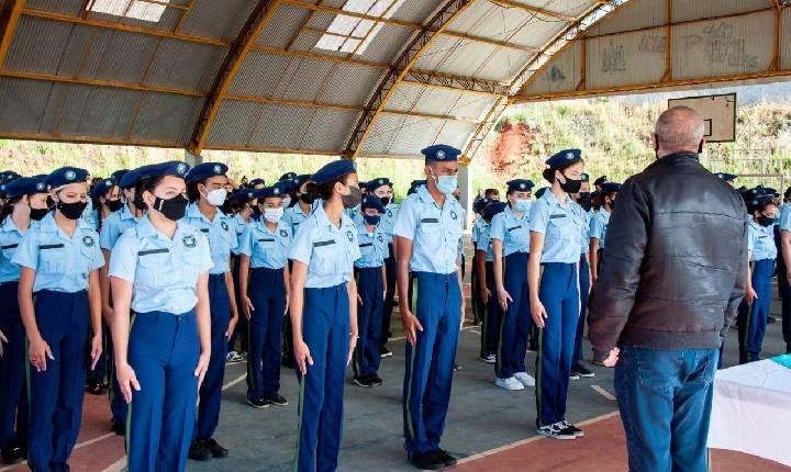 Governo decide encerrar programa de escolas cívico-militares