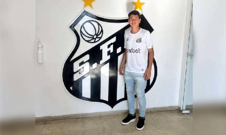 Jogador rondoniense de 15 anos assina contrato com o Santos-SP