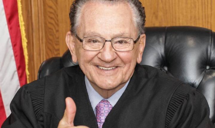 Morre Frank Caprio, juiz do programa Cortes de Providence, aos 88 anos
