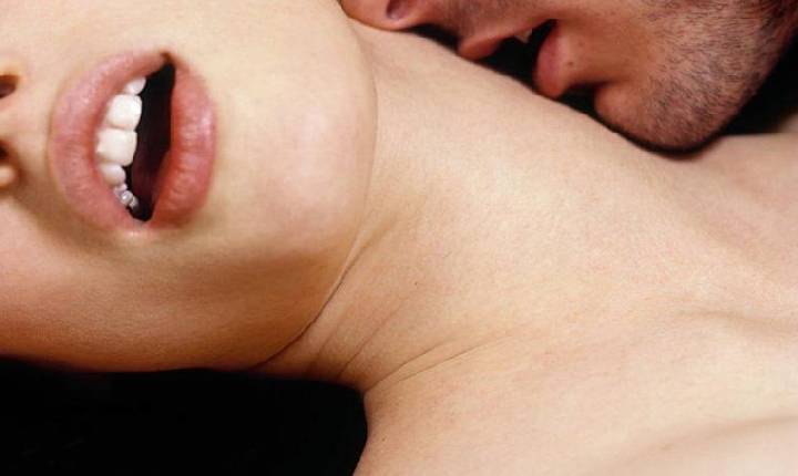 Mulher sofre derrame após receber chupão no pescoço durante sexo