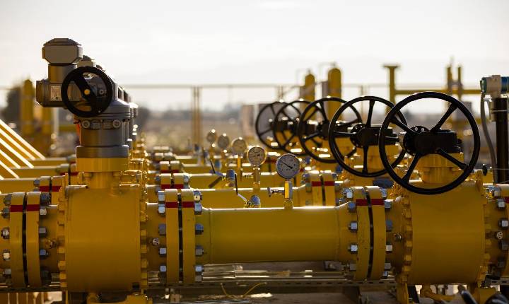 Preço do petróleo ultrapassa US$115 após ataques a reservas de energia no Oriente Médio