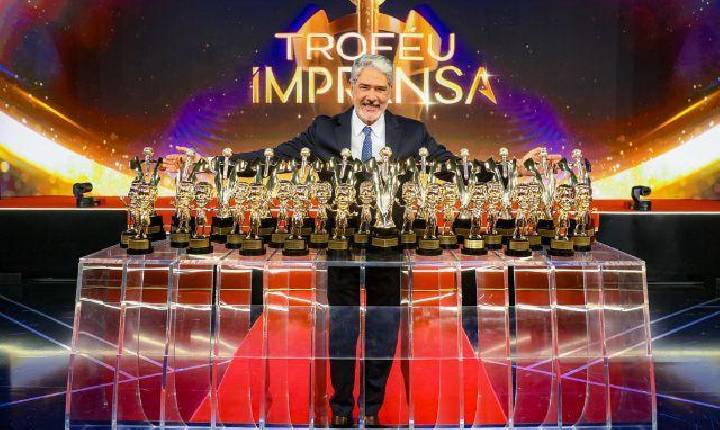 William Bonner faz história, se emociona e repete 