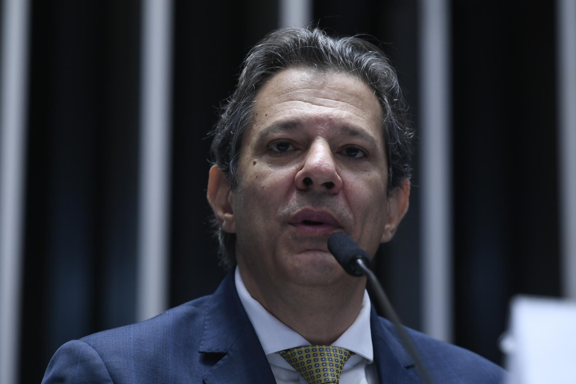 Haddad diz que programa para baratear carros será 'mais voltado' a transporte coletivo e de cargas