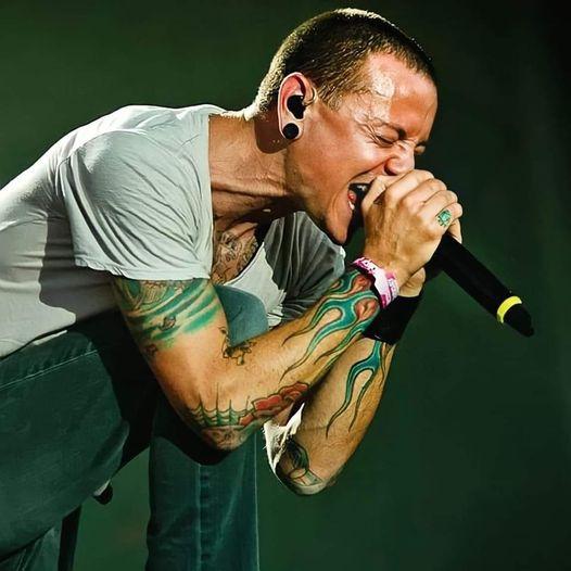 Chester Bennington, vocal do Linkin Park, faria hoje 47 anos