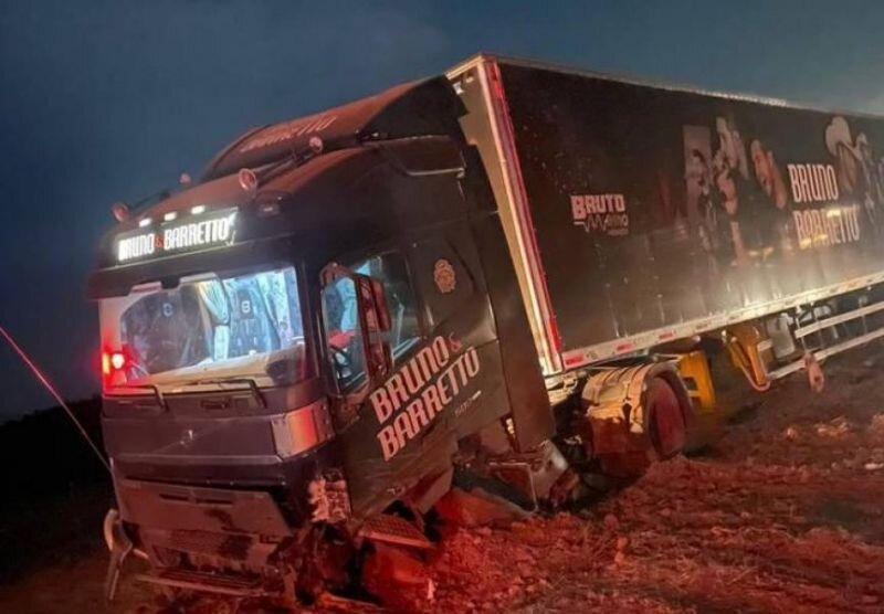 Caminhão da dupla Bruno & Barreto se envolve em acidente próximo a Vilhena e morador de Cacoal morre no local