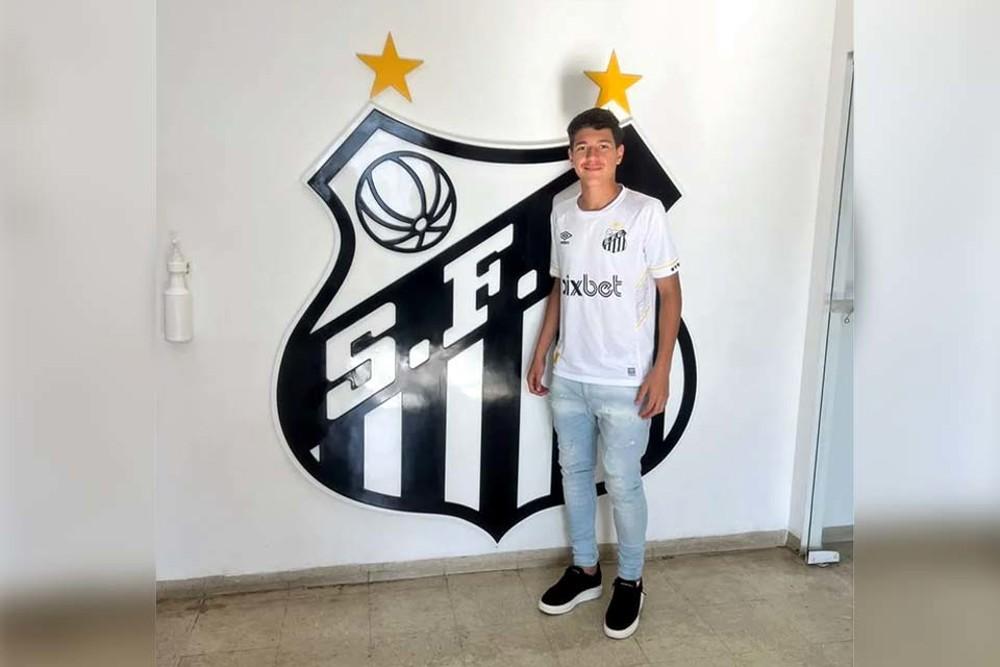 Jogador rondoniense de 15 anos assina contrato com o Santos-SP
