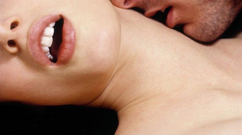 Mulher sofre derrame após receber chupão no pescoço durante sexo