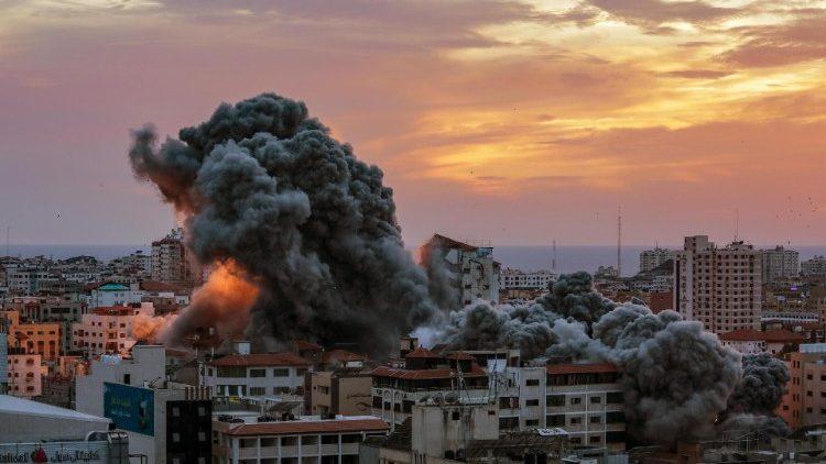 Israel fala em “cerco completo” a Gaza, com 100 mil soldados na região