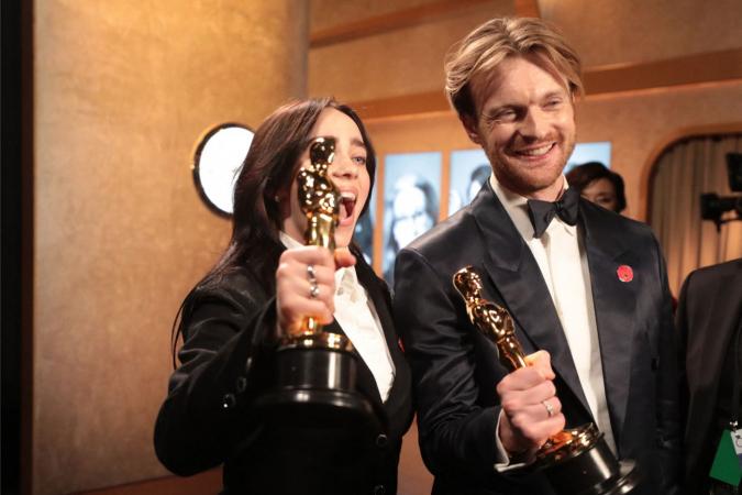 Billie Eilish faz história aos 22 anos, conquistando seu segundo Oscar