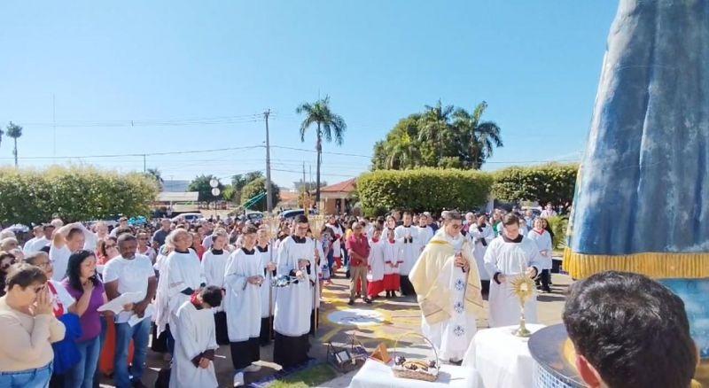 Corpus Christi é marcado por procissão e missa na Paróquia Nossa Senhora Aparecida em Rolim de Moura