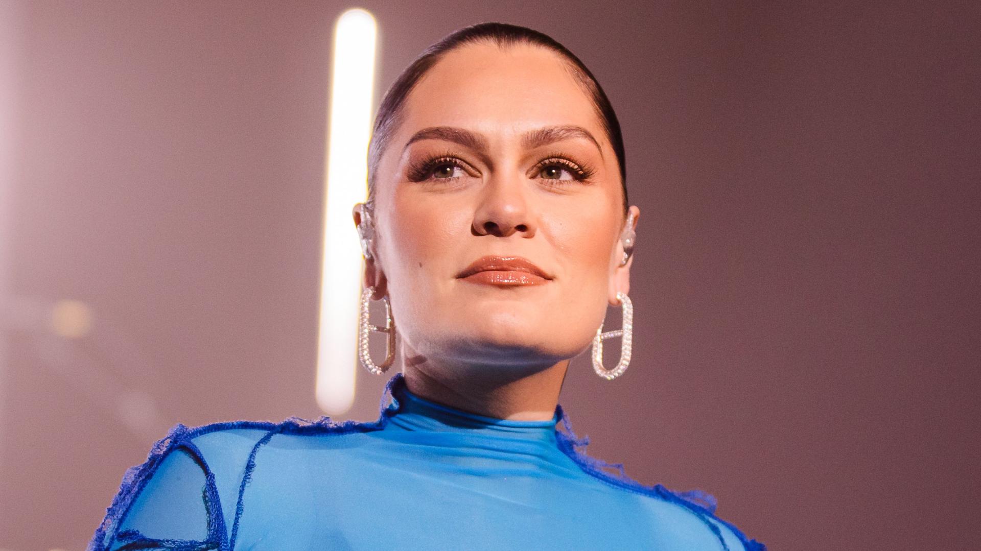 Após mastectomia, Jessie J comemora resultados de exames: ‘Câncer não se espalhou’
