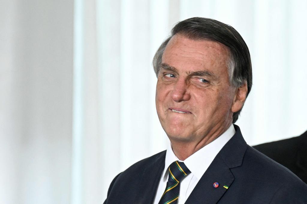 Perícia em pen drive apreendido em banheiro de Bolsonaro é concluída; conteúdo é irrelevante, avaliam investigadores