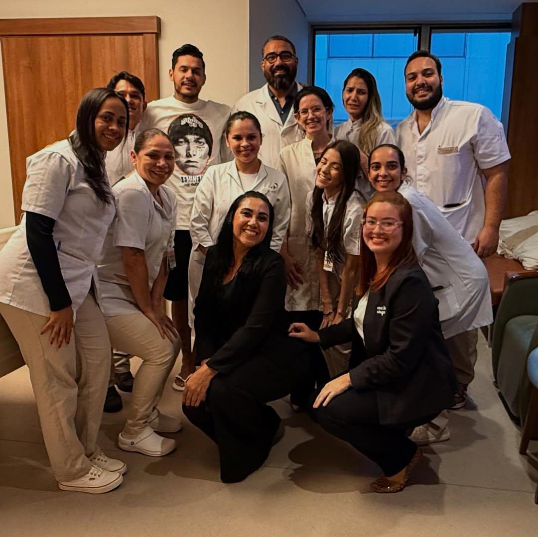 Após receber alta, Hungria posa com equipe médica e agradece fãs