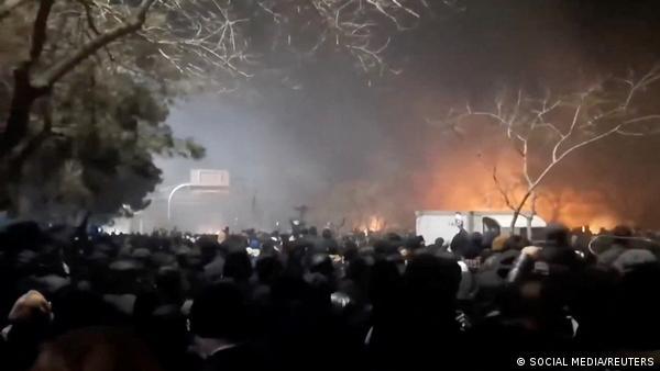 Cerca de 2.000 morreram em protestos no Irã, diz agência