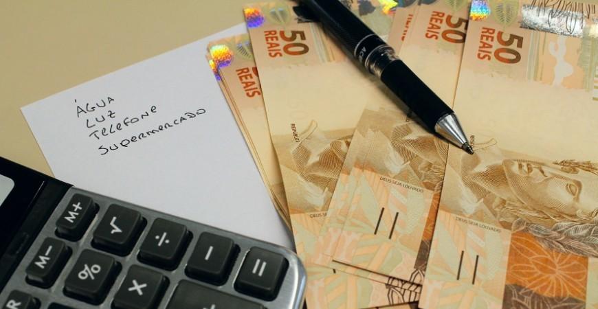 Aperto no orçamento leva brasileiros a buscar renda extra, e maioria diz não conseguir pagar contas, aponta Datafolha