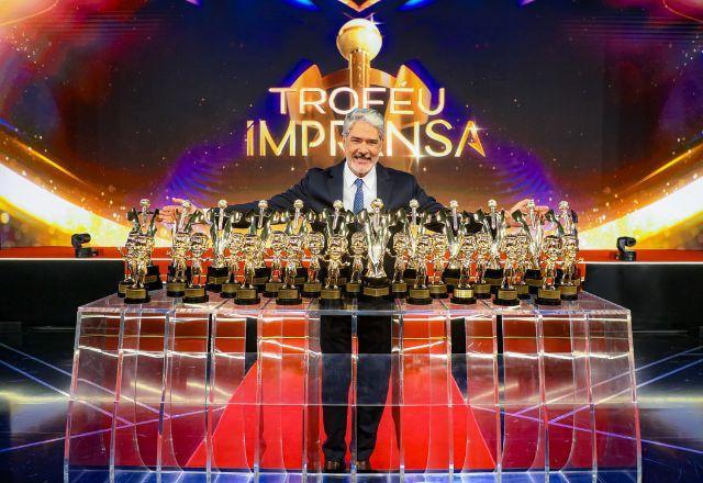 William Bonner faz história, se emociona e repete 