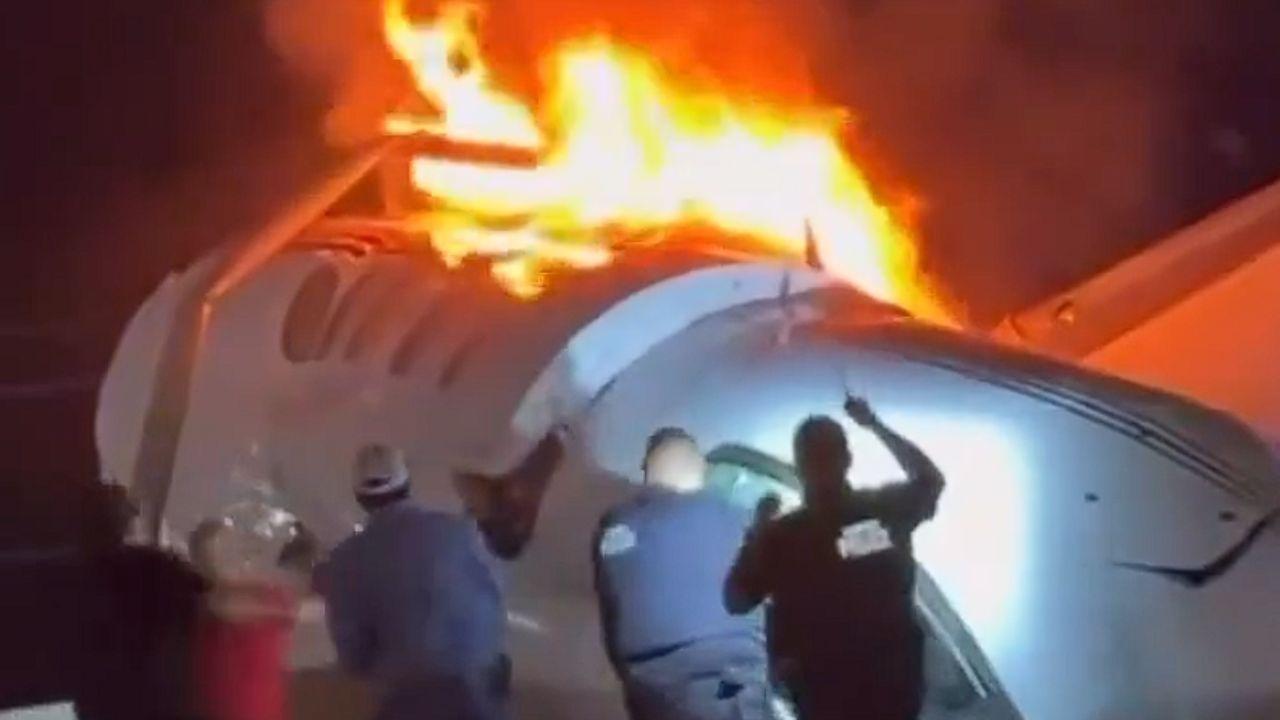 Avião pequeno cai em rodovia no Texas e deixa um morto; VÍDEO mostra resgate entre chamas