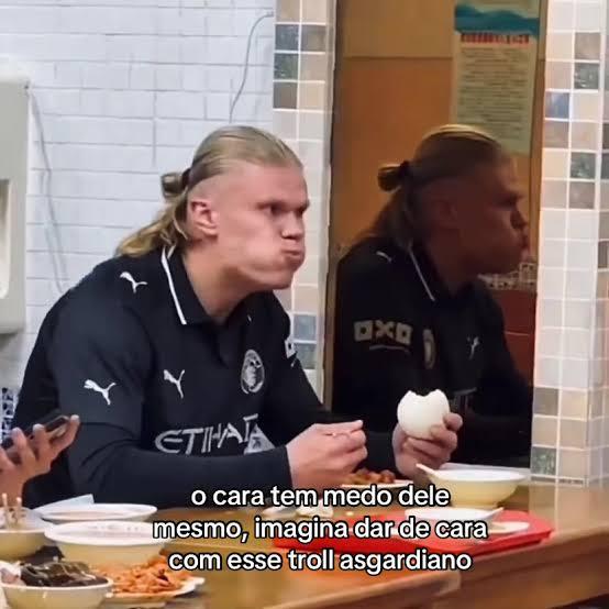 É #FAKE vídeo de Haaland tomando susto ao se ver de boca cheia em espelho de restaurante; cena foi manipulada com IA