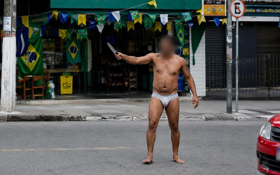 Trajando apenas cueca, homem é preso após ameaçar pedestres e comerciantes com faca em Rondônia