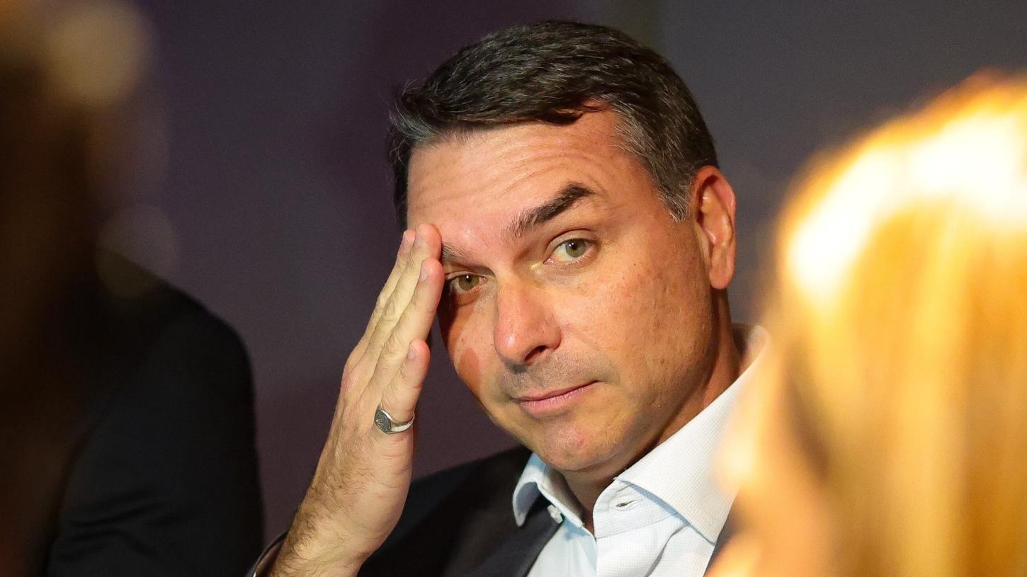 Flávio Bolsonaro é filiado ao Missão e atrasa registro de candidatura