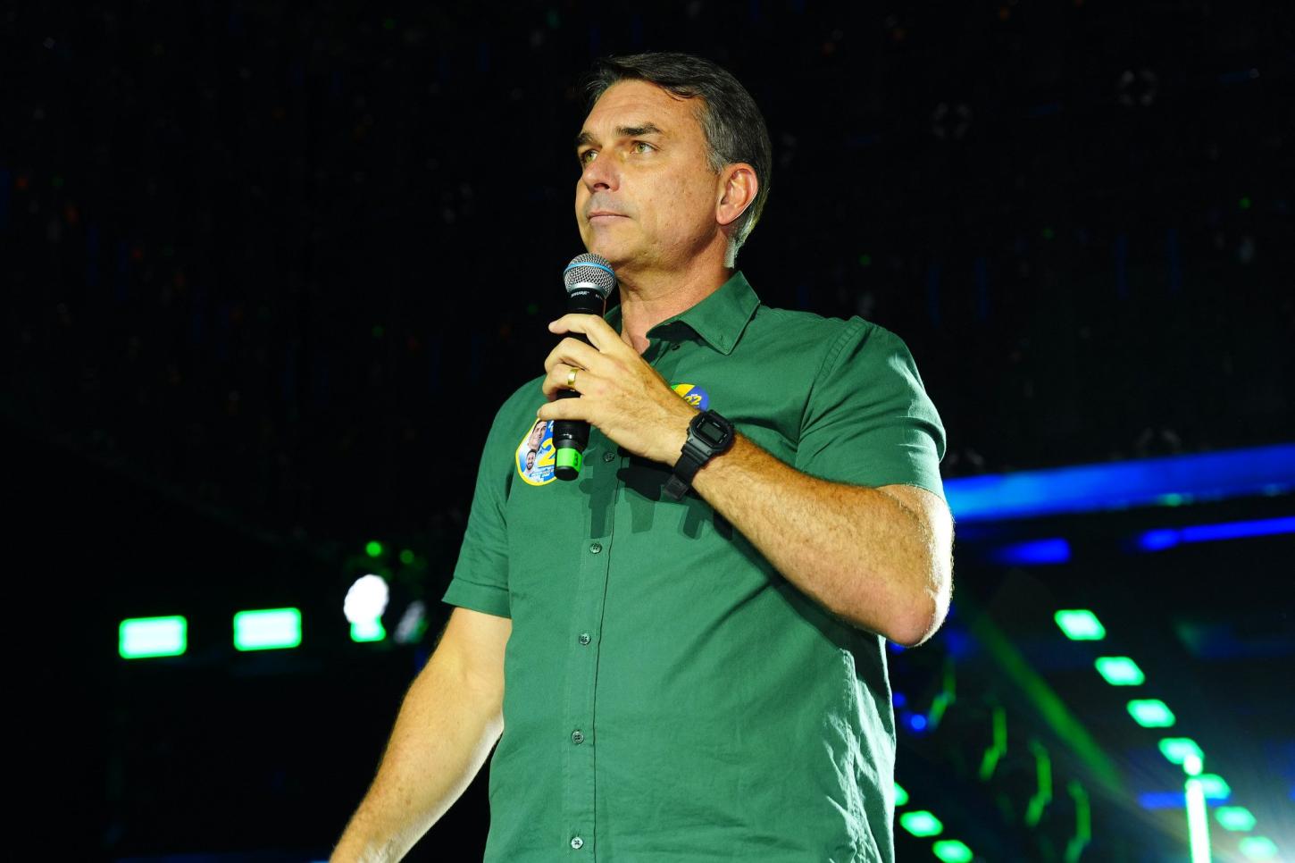 Flávio fugiu com a família para os EUA e pedirá asilo político a Trump